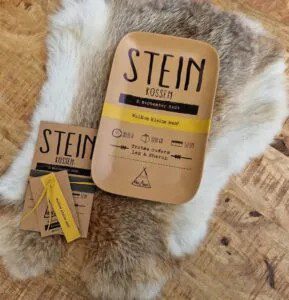 Geboortekaartje op servies geschilderd