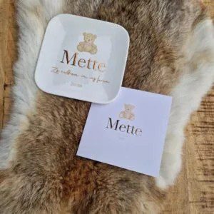 Geboortekaartje op servies met rose goud