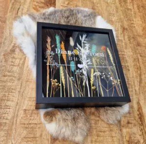 Lijst met droogbloemen en naam voor een huwelijk