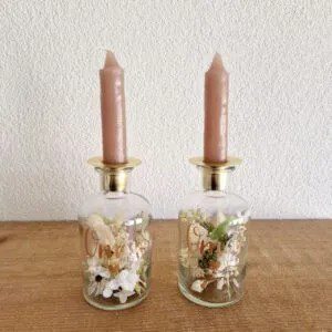 fles-met-droogbloemen-en-kaarsenhouder