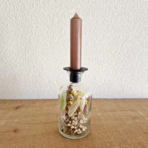 fles-met-droogbloemen-en-kaarsenhouder-zwart