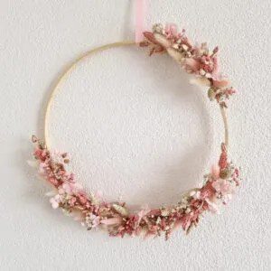 Droogbloemenkrans onder en boven droogbloemen