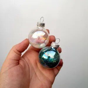 Kerstbal-met-glitters-1-scaled