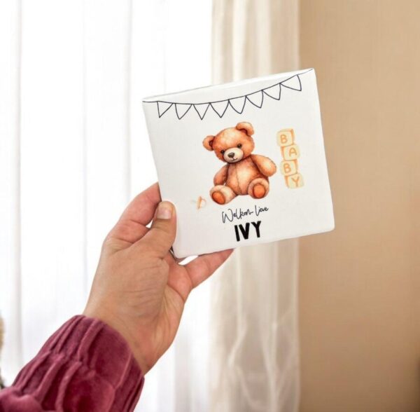 Geboorte/huwelijkskaart geschilderd op een tegeltje